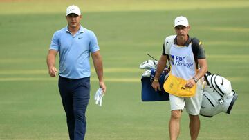Koepka se baja del Travelers al dar su caddie positivo