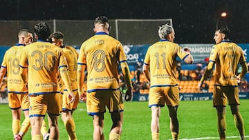 Los jugadores del Alcorcón, en su último partido ante el Intercity.