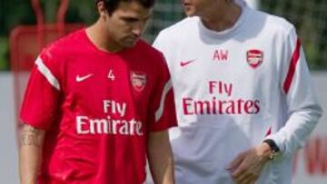 Cesc Fàbregas y Arsène Wenger, en un entrenamiento del Arsenal.