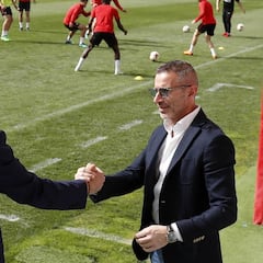 Gil Marín, en el entrenamiento del Atlético para dar ánimos