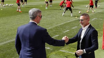 Miguel &Aacute;ngel Gil Mar&iacute;n y Andrea Berta, durante un entrenamiento del Atl&eacute;tico de Madrid.