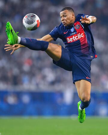 Kylian Mbappé ha construido su carrera desde que debutó a los 18 años en el Mónaco. Sus buenas actuaciones atrajeron la atención de varios clubes, siendo el Paris Saint-Germain su destino durante siete años. Sin embargo, su sueño siempre fue el Real Madrid y finalmente se unió al club este verano. Mbappé cuenta en su palmarés con un Mundial, siete títulos de Ligue 1 y más de 300 goles, lo que lo convierte en un potencial candidato al Balón de Oro año tras año.