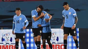 Uruguay's Nicolas de la Cruz (2-R) celebrates with Uruguay's Edinson Cavani (2-L), Uruguay's Lucas Torreira (L) and Uruguay's Manuel Ugarte after scoring against Panama during their fiendly football match ahead of the FIFA World Cup Qatar 2022, at the Centenario stadium in Montevideo, on June 11, 2022. (Photo by PABLO PORCIUNCULA / AFP)