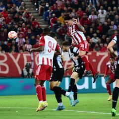 Golazo de cabeza de James Rodríguez en clásico de Grecia