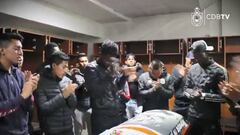 Emotiva despedida de la plantilla de Binacional a Vergara con el féretro dentro del vestuario