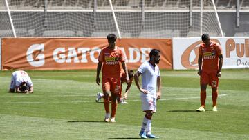 Futbol, Cobreloa vs D. Copiapo
 Vigesimo Novena fecha, campeonato primera B 2020.
 Los jugadores de Cobreloa y D. Copiapo dejan la cancha junto con sus companeros durante el partido primera B disputado en el estadio Zorros del Desierto de Calama, Chile.
 12/01/2021
 Pedro Tapia/Photosport******** 
 