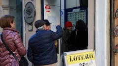 Decenas de turistas y sevillanos hacen cola para adquirir los últimos décimos de la Lotería de Navidad en la Administración en la calle Sagasta de Sevilla. A 19 de diciembre de 2023, en Sevilla (Andalucía, España).
19 DICIEMBRE 2023
Rocío Ruz / Europa Press
19/12/2023