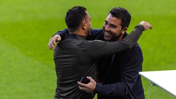 Deco se abraza a Xavi en Oporto.