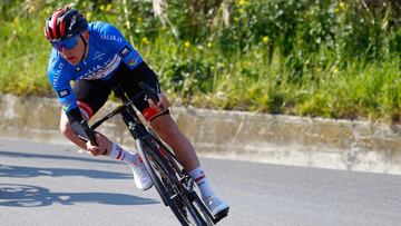 Tadej Pogacar, en un descenso de Tirreno-Adri&aacute;tico.