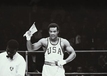 El estadounidense, de 72 a?os, es otro de los boxeadores consagrados que estuvo presente en los 80 y 90, llegando a ser campe車n en la parte final de su carrera, pero uno de sus momentos de m芍s 谷xito fue mucho a?os, en los 70, cuando logr車 ganar a Joe Frazier, o Ken Norton. Perdi車, eso s赤, frente a Ali en Kinshasa, en el famoso &Rumble in the jungle*. Fue campe車n mundial en cinco ocasiones y con 19 a?os, en M谷xico 68, logr車 la medalla de oro en los Juegos.