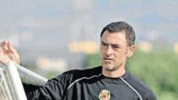 <b>EXPECTANTE. </b>Javi López sabe que, hasta el 31 de agosto, aún pueden llegar y marcharse jugadores.