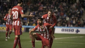 Diego Costa, felicitado por Juanfran y Gameiro.