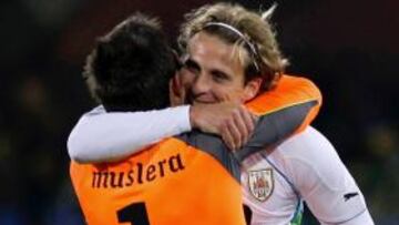 Muslera y Forlán se funden en un abrazo tras la victoria ante Sudáfrica que les acerca a los octavos de final del Mundial.