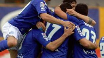 <b>LA ALEGRÍA DEL GOL.</b> Mario Bermejo es abrazado por Keita y agasajado por sus compañeros Aythami, Orellama y Carlos Calvo tras anotar un nuevo gol. Su séptimo.