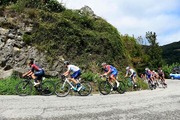 Richard Carapaz y Alejandro Valverde junto con el resto de compañeros.