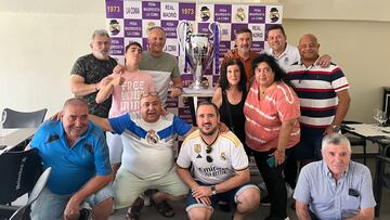 La directiva de la peña La Coma, de Madrid, posa con la réplica de la Champions.