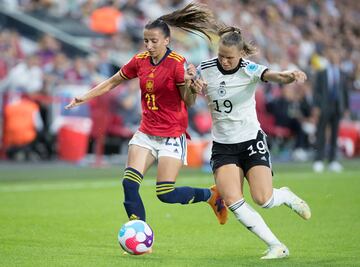 Sheila García y Klara Bühl.