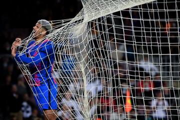 Ronald Araujo del FC Barcelona reacciona dentro de la portería después de perder la oportunidad de marcar durante el partido de cuartos de final de la Liga Europea de la UEFA entre el FC Barcelona y el Eintracht Frankfurt en el Camp Nou, en Barcelona. 