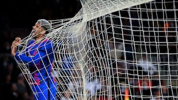 Ronald Araujo del FC Barcelona reacciona dentro de la portería después de perder la oportunidad de marcar durante el partido de cuartos de final de la Liga Europea de la UEFA entre el FC Barcelona y el Eintracht Frankfurt en el Camp Nou, en Barcelona.