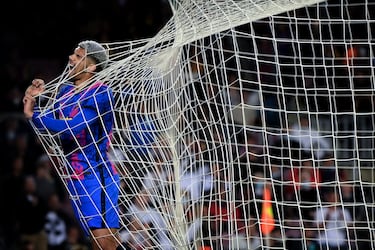 Ronald Araujo del FC Barcelona reacciona dentro de la portería después de perder la oportunidad de marcar durante el partido de cuartos de final de la Liga Europea de la UEFA entre el FC Barcelona y el Eintracht Frankfurt en el Camp Nou, en Barcelona. 