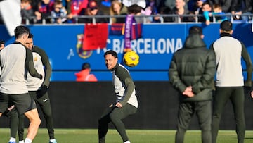 Barcelona's Brazilian forward Vitor Roque (C) attends an open door training session, at the Ciudad Deportiva training ground in Sant Joan Despi, near Barcelona on December 30, 2023. (Photo by Pau BARRENA / AFP)