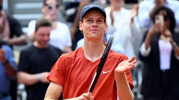 Jannik Sinner celebra su victotia ante Grigor Dimitrov en Roland Garros.