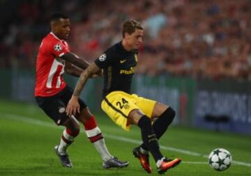 José Gimenez del Atlético Madrid y Luciano Narsingh del PSV Eindhoven