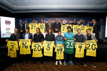 Foto de familia con los jugadores argentinos homenajeados. 