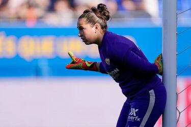 Cata Coll se alza como la gran promesa bajo palos del fútbol femenino español. La meta mallorquina Cata Coll, de 18 años, fichó esta temporada por el Barça y fue cedida poco después al Sevilla. En el club andaluz se ha consolidado como una de las piezas básicas en el devenir del equipo en la Primera Iberdrola, dejando un gran nivel en sus intervenciones. Al igual que muchas de las jugadoras de esta lista, Cata también se alzó como subcampeona de Europa en esta generación que viene pisando ahora muy fuerte en la Primera Iberdrola. 