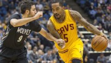 Ricky Rubio trata de contener el ataque de J.R. Smith.