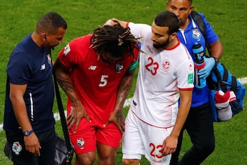 Román Torres abandona el césped tras lesionarse durante el partido.