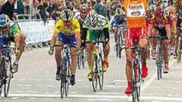 <B>SPRINT.</b> Sacchi volvió a ser más veloz que Gálvez y Edo, a su derecha.