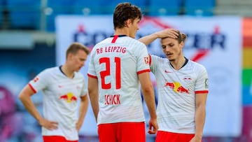 Soccer Football - Bundesliga - RB Leipzig v SC Freiburg - Red Bull Arena, Leipzig, Germany - May 16, 2020 RB Leipzig&#039;s Marcel Sabitzer and Patrik Schick react, as play resumes behind closed doors following the outbreak of the coronavirus disease (COV