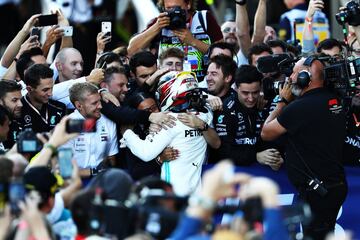 El piloto británico celebra su victoria en Sochi.