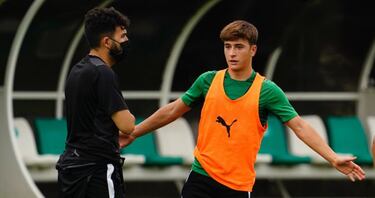 Romo prueba a Satrústegui en el lateral izquierdo