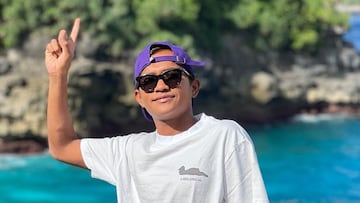 Febriansyah, Biawak, con gafas de sol, gorra y haciendo el se?al de la victoria