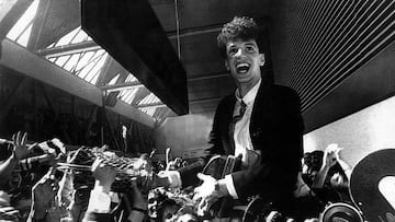 Drazen Petrovic es llevado en volandas por la afición de la Cibona en el aeropuerto de Zagreb tras ganar la Copa de Europa al Madrid en 1985.