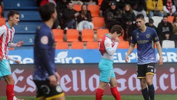 Jorge González, jugador del Lugo, se lamenta durante un partido en el Anxo Carro.