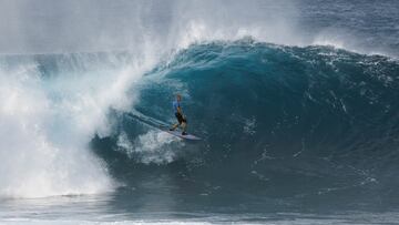 Mason Barnes surfeando un tubo en El Quemao, TInajo, durante el Lanzarote Quemao Class.