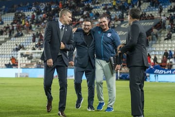 Martín Palermo con Antonio Mohamed durante el partido Pachuca vs Monterrey, correspondiente a la jornada 16 del Torneo Apertura 2019 de la Liga BBVA MX, en el Estadio Hidalgo, el 30 de Octubre de 2019.