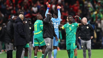 Idrissa Gueye, de Senegal, hace un gesto a sus compañeros para que abandonen el campo después de que se pitara un penalti a favor de Marruecos. REUTERS/Amr Abdallah Dalsh