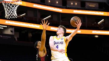 SAN FRANCISCO, CALIFORNIA - JULY 10: Dalton Knecht #4 of the Los Angeles Lakers shoots against the Miami Heat during the first half of the 2024 California Classic at Chase Center on July 10, 2024 in San Francisco, California. NOTE TO USER: User expressly acknowledges and agrees that, by downloading and or using this photograph, User is consenting to the terms and conditions of the Getty Images License Agreement. Thearon W. Henderson/Getty Images/AFP (Photo by Thearon W. Henderson / GETTY IMAGES NORTH AMERICA / Getty Images via AFP)
