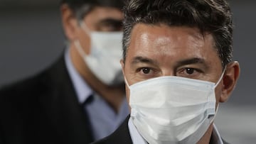 River Plate&#039;s team coach Marcelo Gallardo attends the Argentine Professional Football League match against Arsenl at the Monumental stadium in Buenos Aires, on September 19, 2021. (Photo by ALEJANDRO PAGNI / AFP)