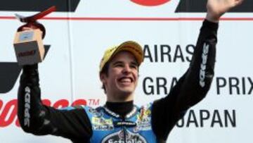 Alex Márquez celebra su primera victoria en Moto3. El Mundial se comprime en tan sólo cinco puntos. Se decidirá en Valencia.