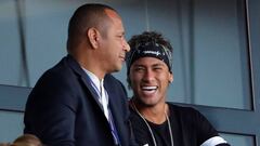 Neymar con su padre viendo el partido del PSG ante el Amiens.