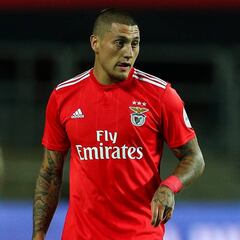 Castillo se va de Benfica, pero no quiere volver a México