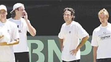 <b>UNA PIÑA.</b> La decisión del G-3 no ha enturbiado el buen ambiente entre los jugadores, como demuestra esta imagen del entrenamiento de ayer.