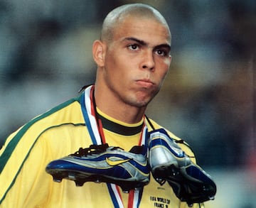La marca que viste al brasileño le hizo una colección especial al delantero. Icónica fue su imagen tras perder la final del Mundial de 1998 y se echó las botas al cuello.