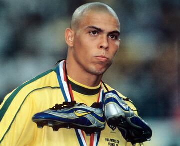 La marca que viste al brasile?o le hizo una colecci¨®n especial al delantero. Ic¨®nica fue su imagen tras perder la final del Mundial de 1998 y se ech¨® las botas al cuello.