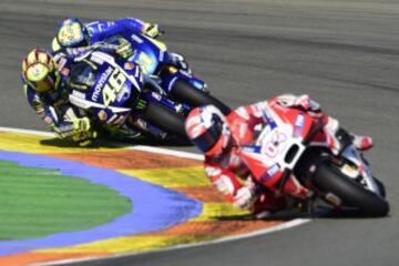 Valentino Rossi, al adelantar a Aleix Espargaró. Por delante Andrea Dovizioso.